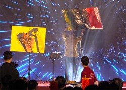 Hoạ sĩ vẽ tranh biểu diễn bằng nước và lửa - Nghệ sĩ Nguyễn Tiến